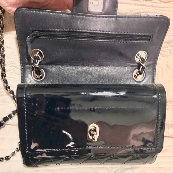 CHANEL navy patent leather shoulder flap bag - Picture 6 of 16